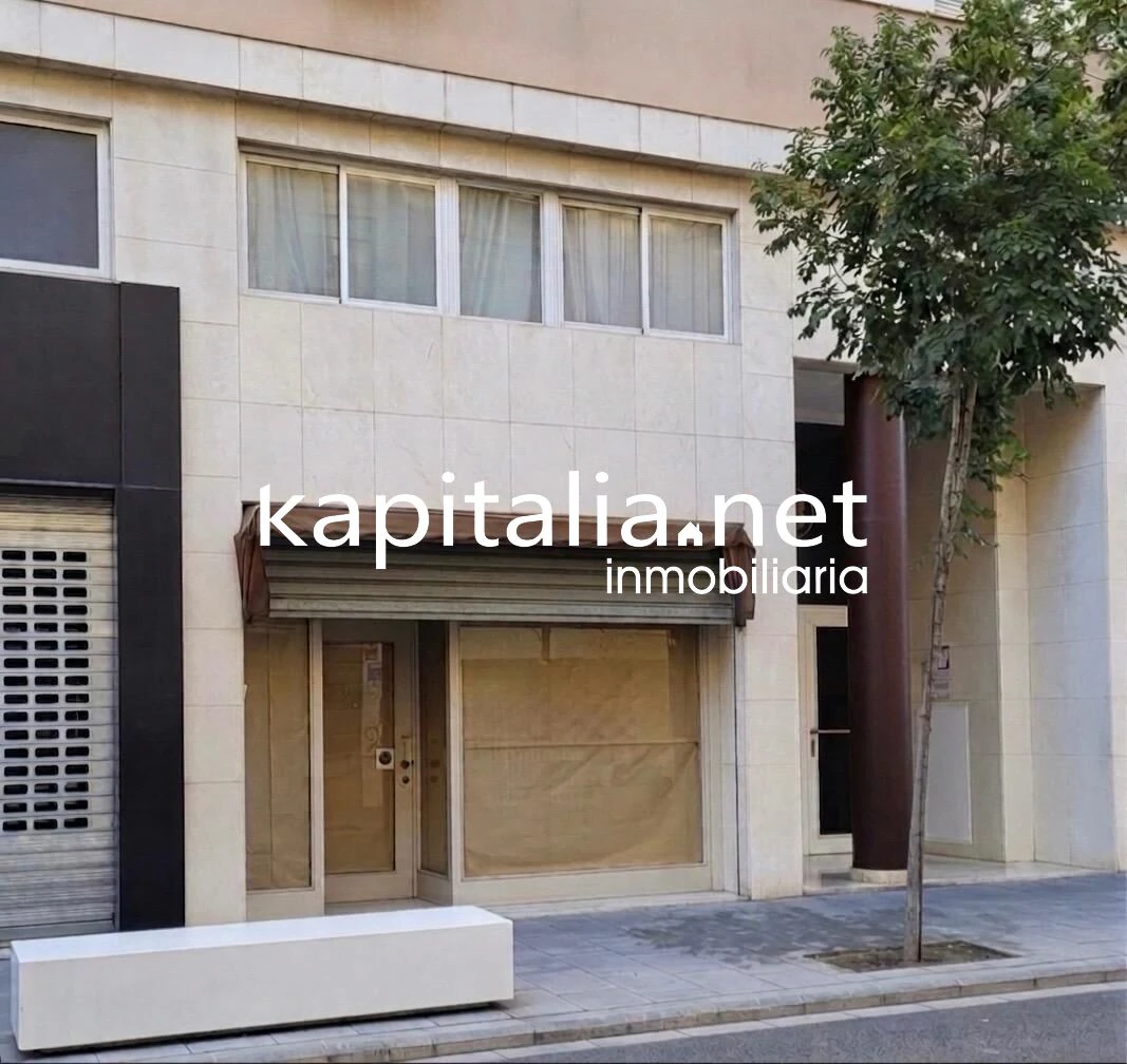 Local comercial en dos plantas con gran escaparate Calle Entenza, Alcoy