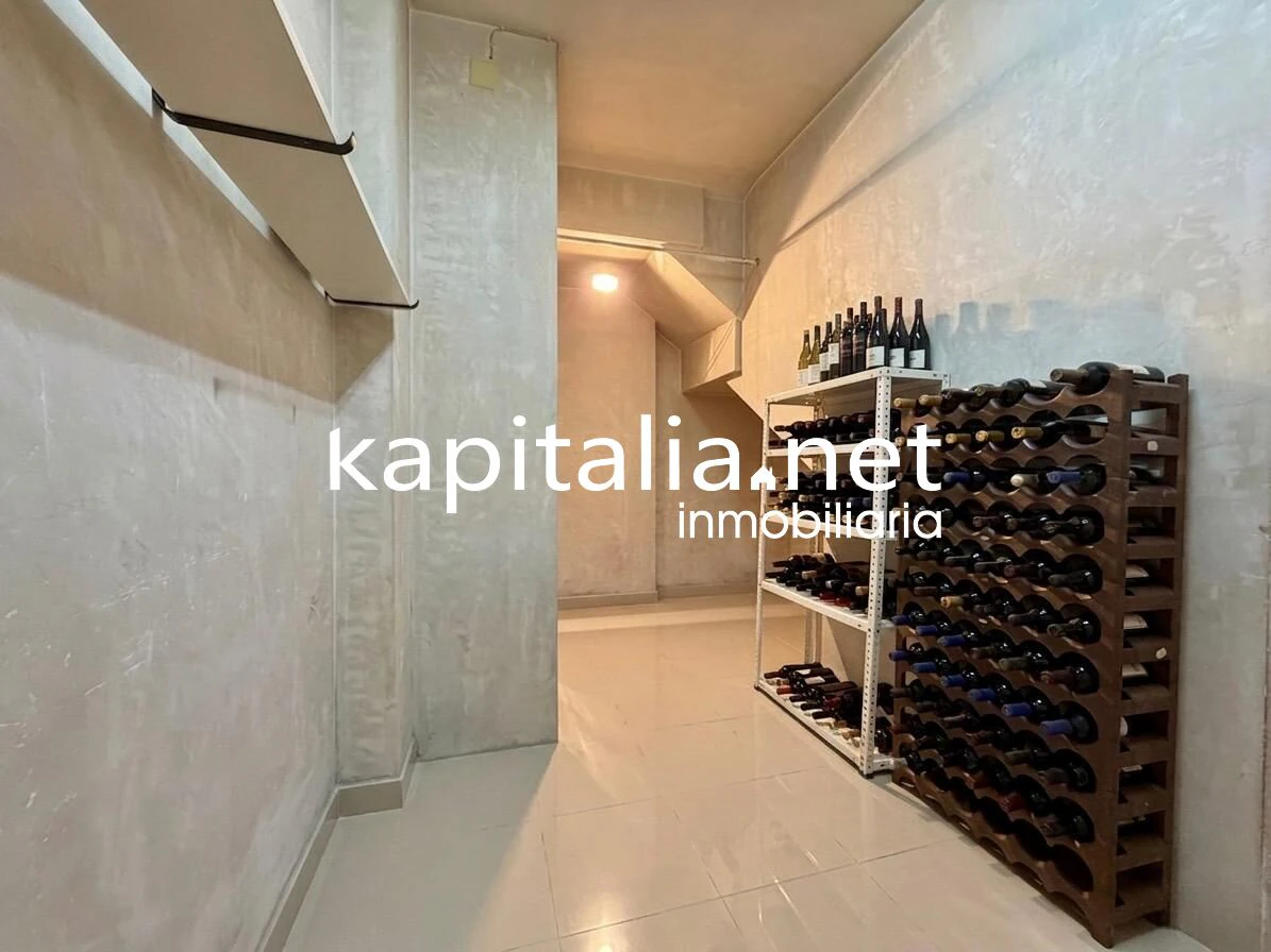 Local comercial en dos plantas con gran escaparate Calle Entenza, Alcoy