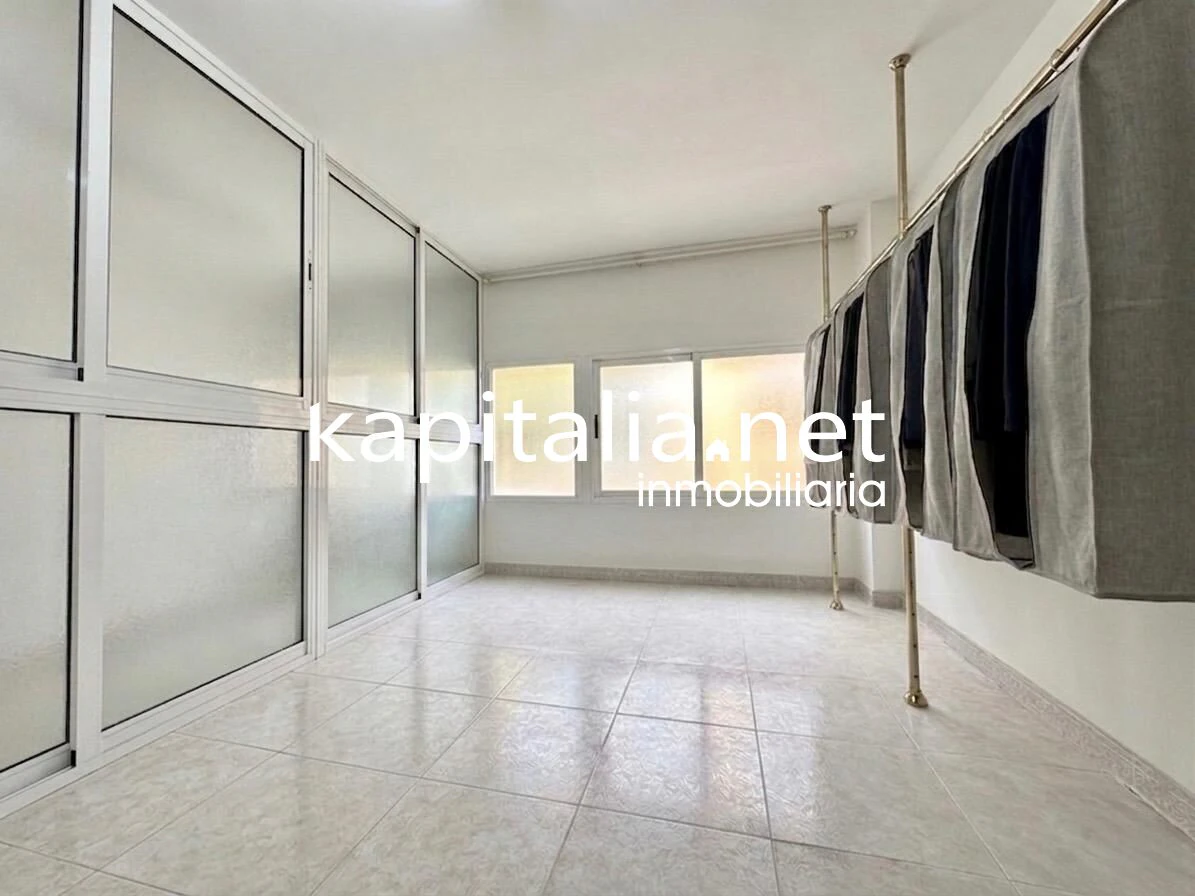Local comercial en dos plantas con gran escaparate Calle Entenza, Alcoy