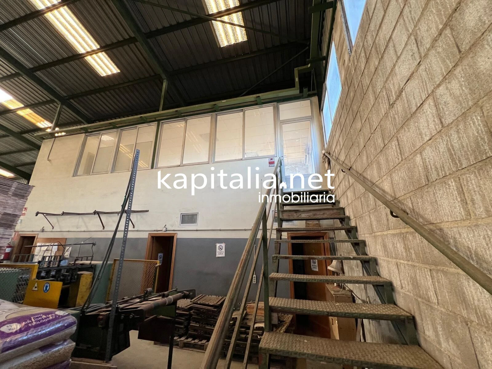 ESTUPENDA NAVE A LA VENTA EN QUATRETONDA