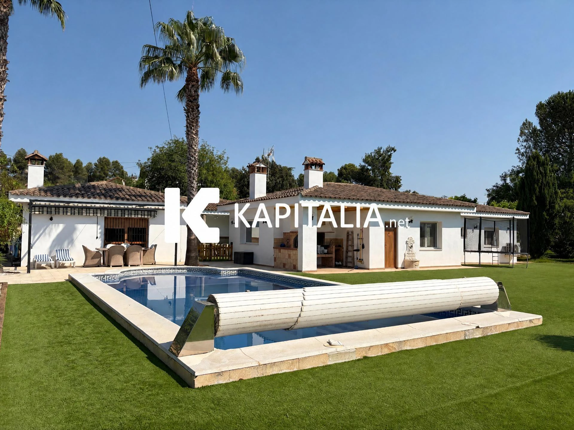 Exclusivo chalet de diseño en venta en Ontinyent, a un paso de la ciudad y con casa de invitados.