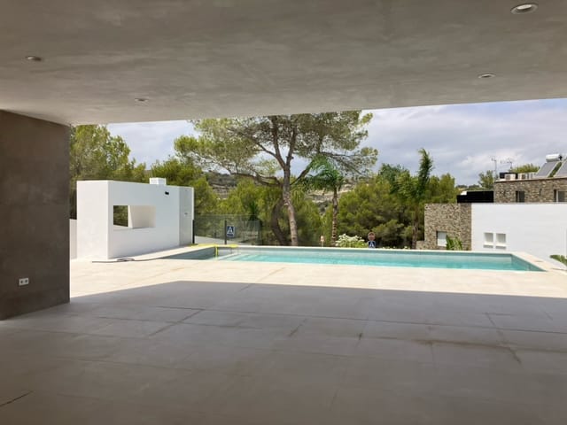 Superbe villa moderne à vendre à Moraira, meublée et prête à emménager.