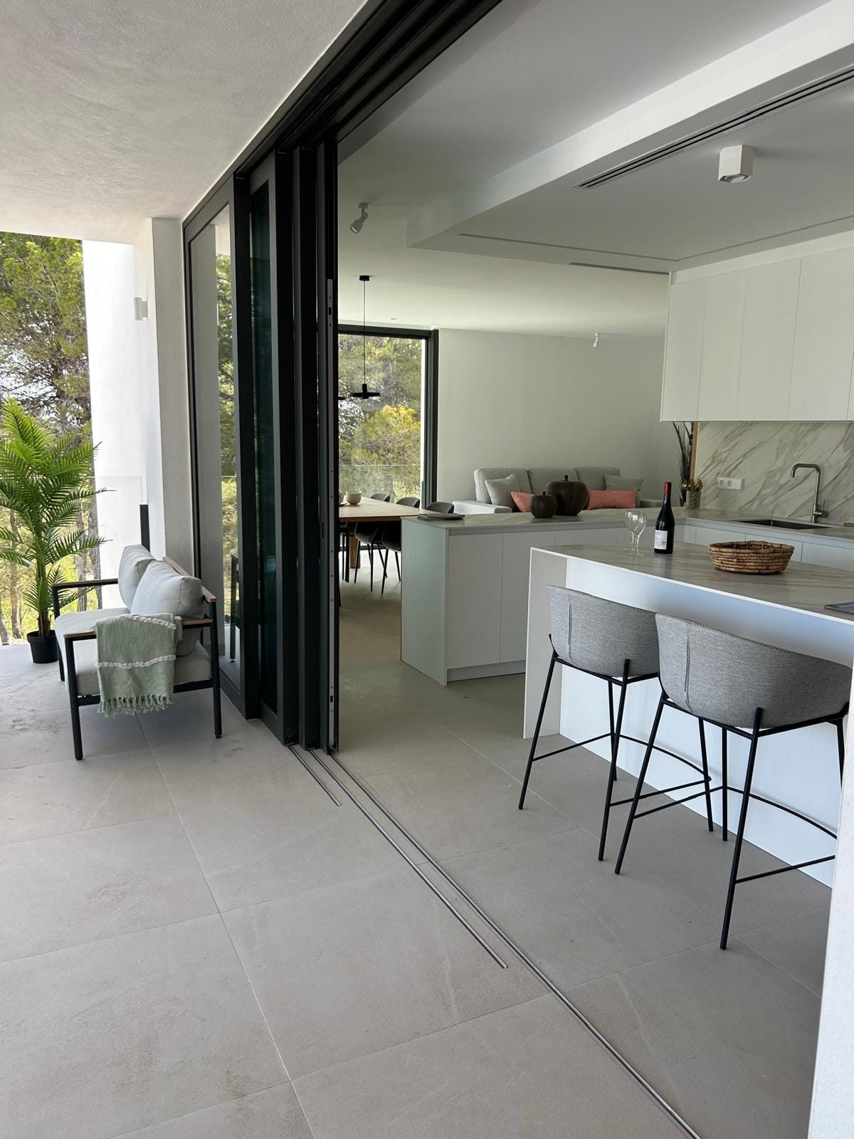 Superbe villa moderne à vendre à Moraira, meublée et prête à emménager.