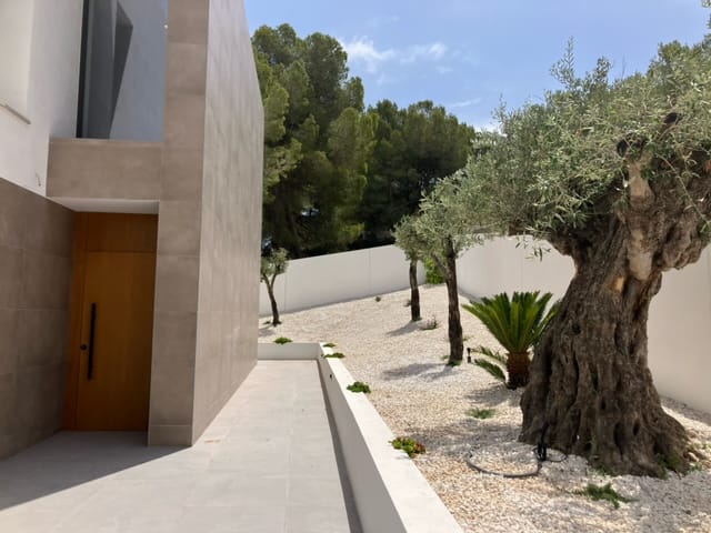 Superbe villa moderne à vendre à Moraira, meublée et prête à emménager.