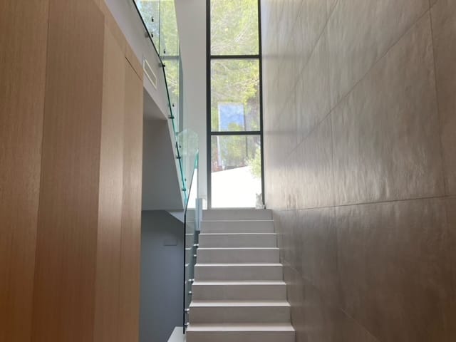 Superbe villa moderne à vendre à Moraira, meublée et prête à emménager.