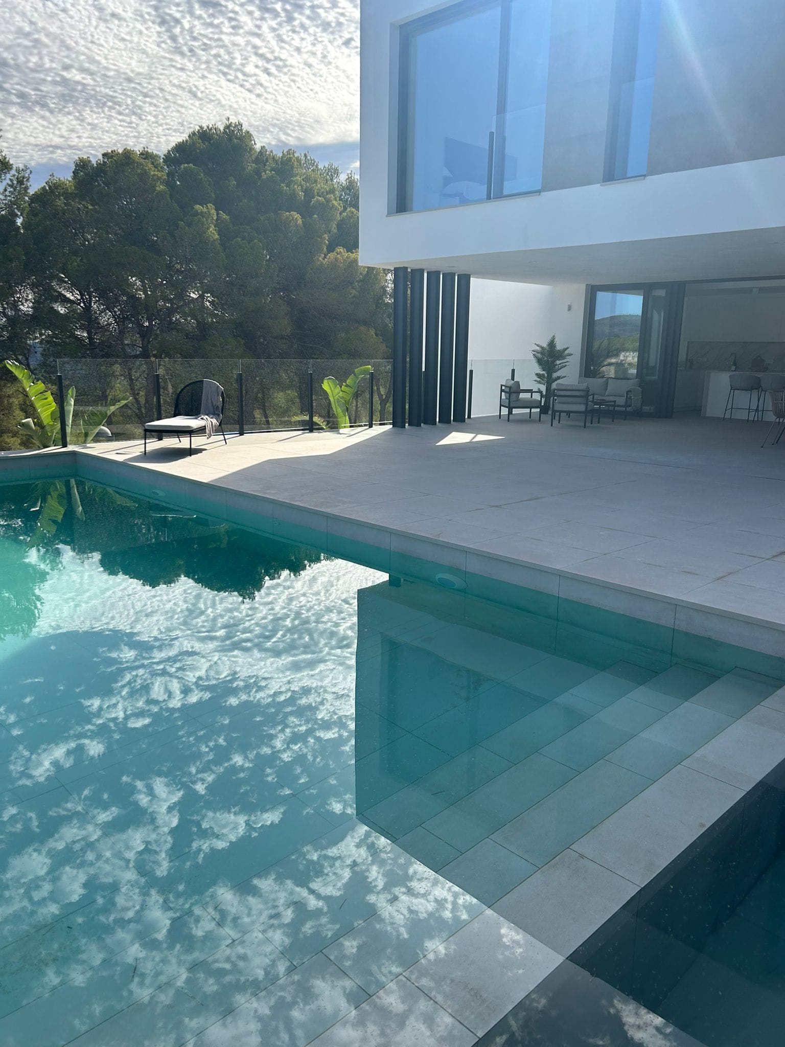 Superbe villa moderne à vendre à Moraira, meublée et prête à emménager.