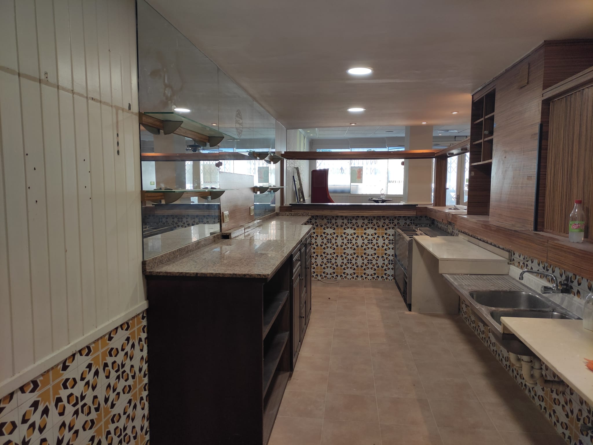 SE VENDE RESTAURANTE JUNTO A OFICINA EN DENIA