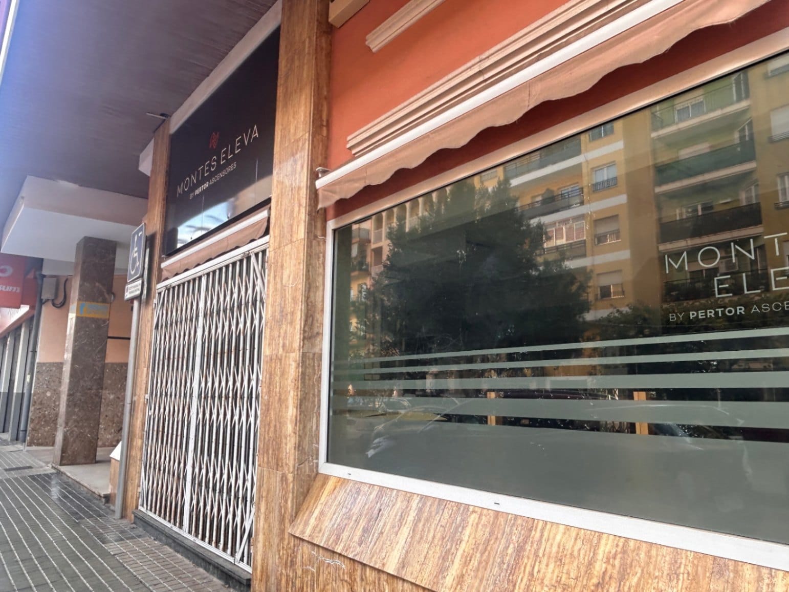 Local comercial con gran zona para almacenaje y tienda a pie de calle.