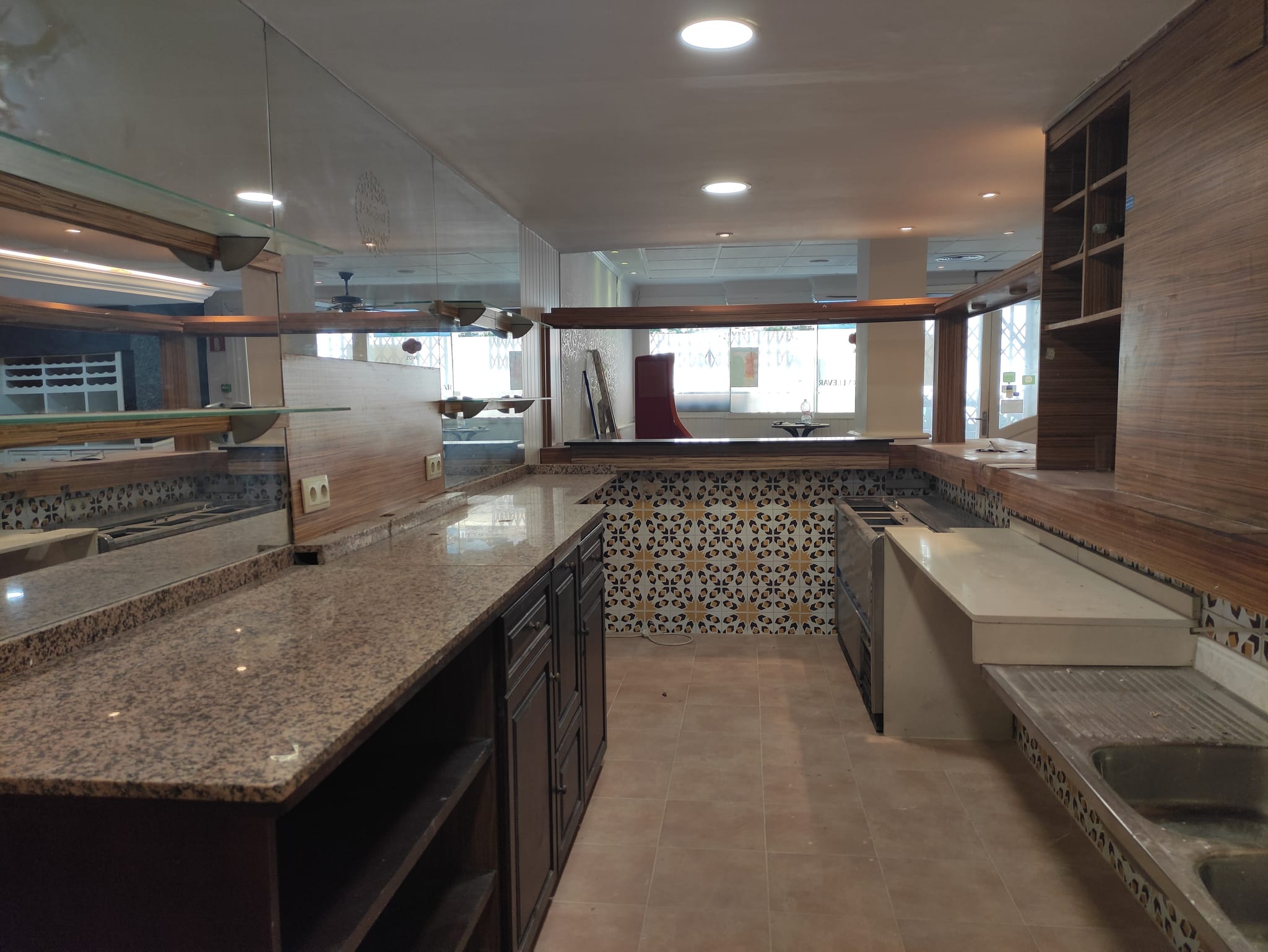 SE VENDE RESTAURANTE JUNTO A OFICINA EN DENIA