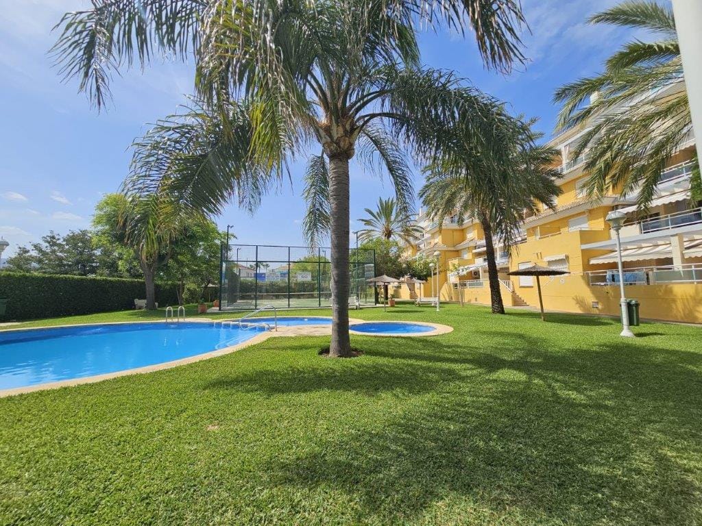 Planta baja en primera linea de playa complemtamente reformado