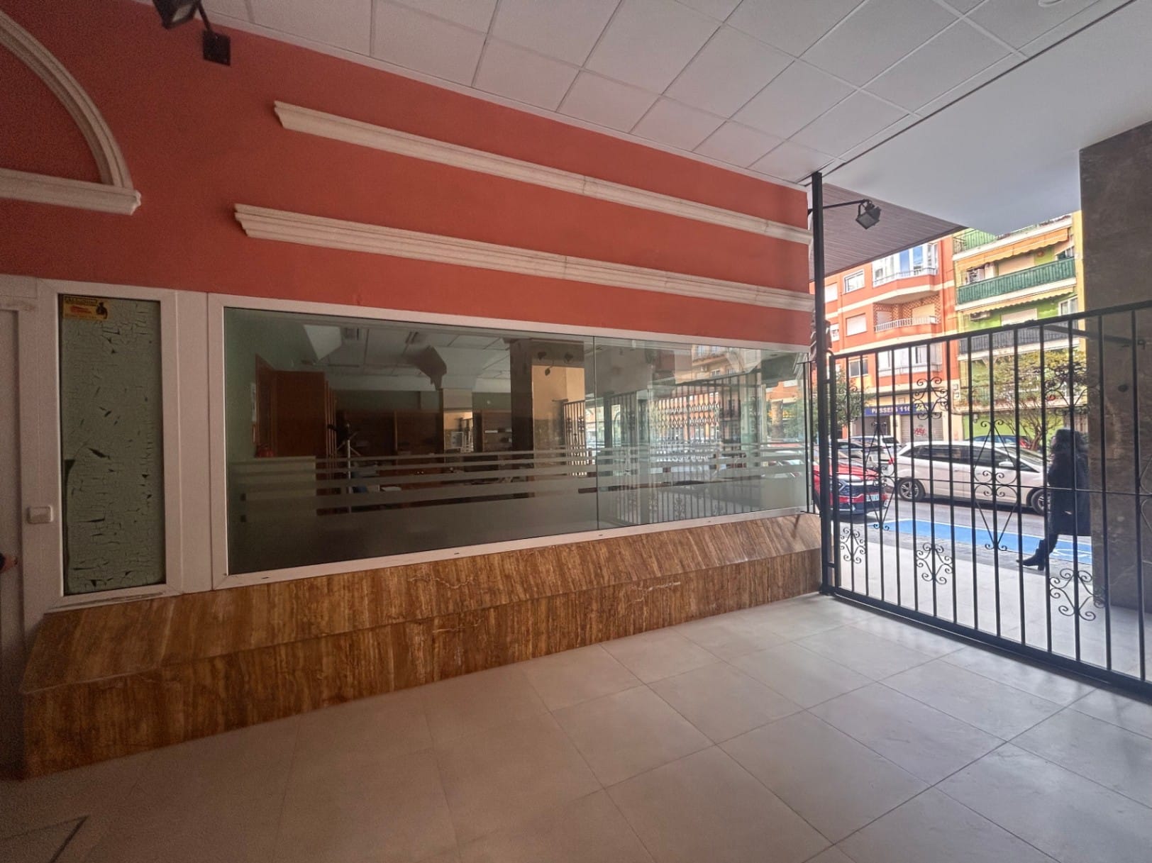 Local comercial con gran zona para almacenaje y tienda a pie de calle.