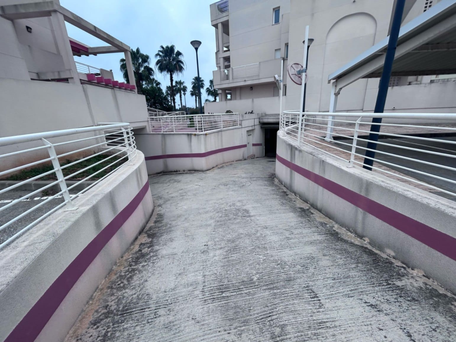 Plaza de garaje en planta sótano en edificio de playa de Las Marinas km 3.5