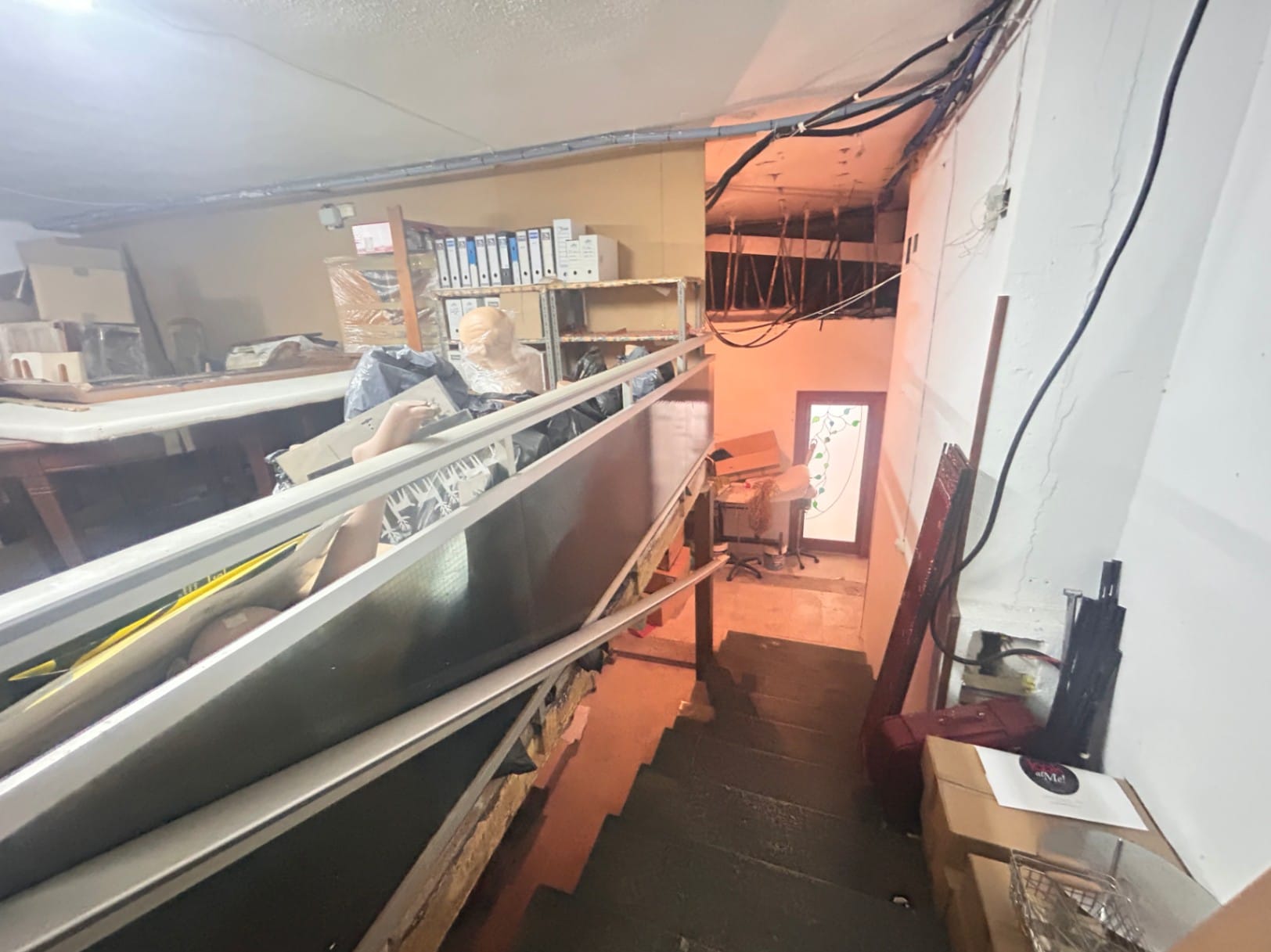 Local comercial con gran zona para almacenaje y tienda a pie de calle.