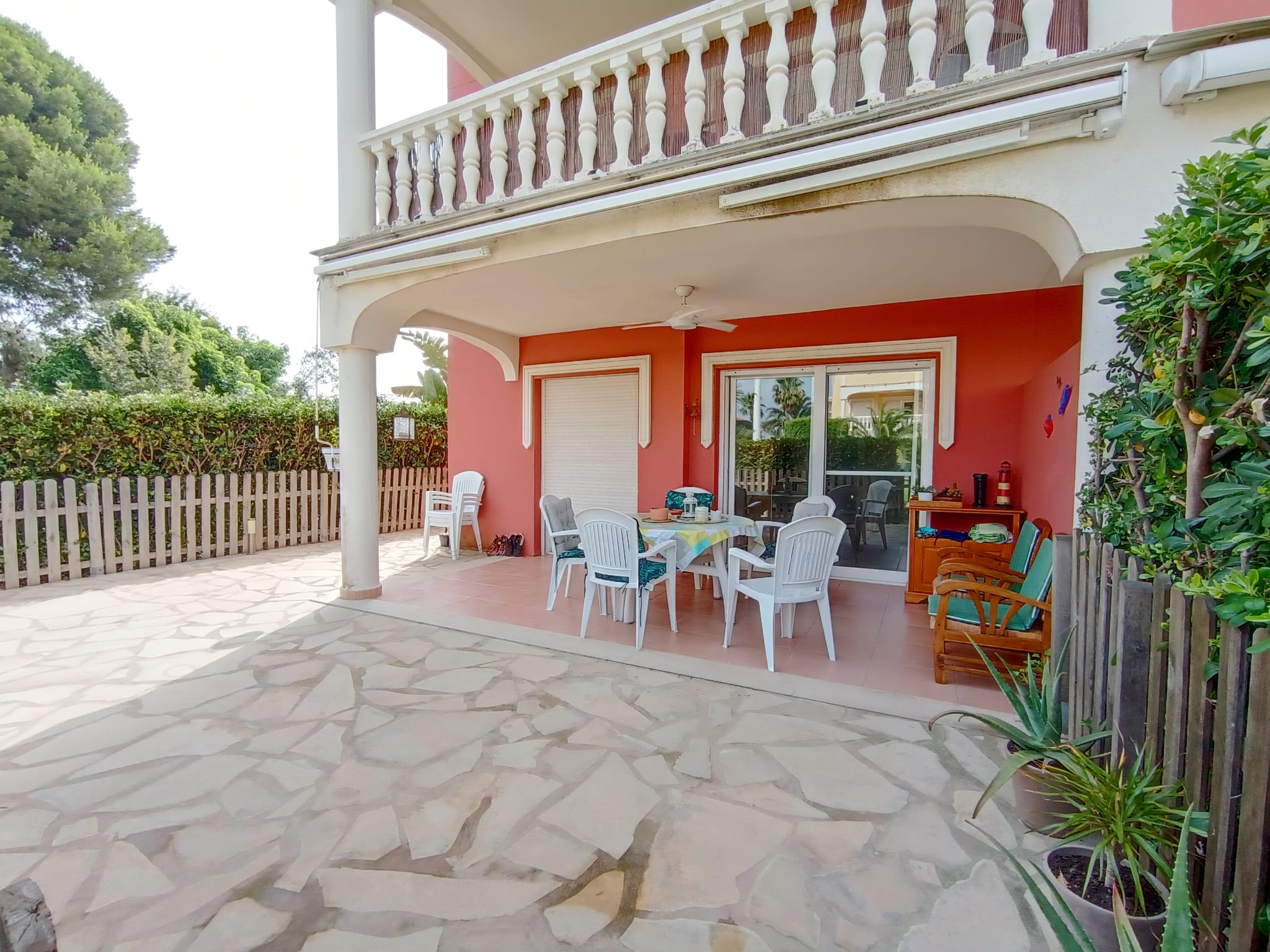 Apartamento cercano a la ciudad y dentro de una bonita urbanización.
