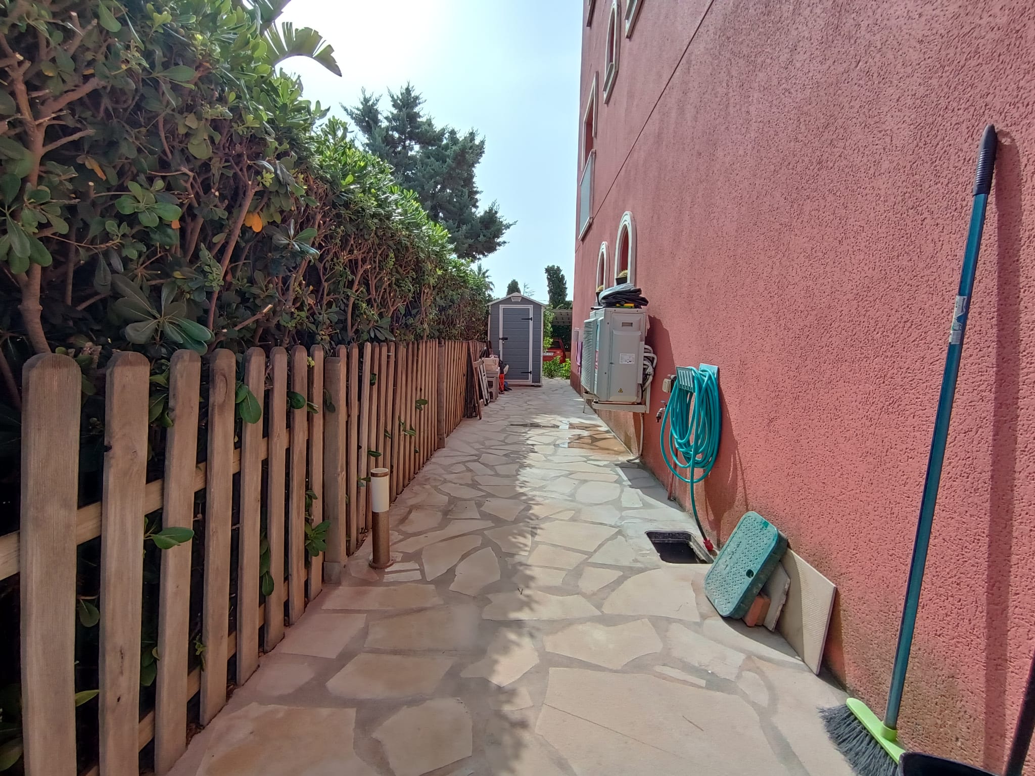 Apartamento cercano a la ciudad y dentro de una bonita urbanización.