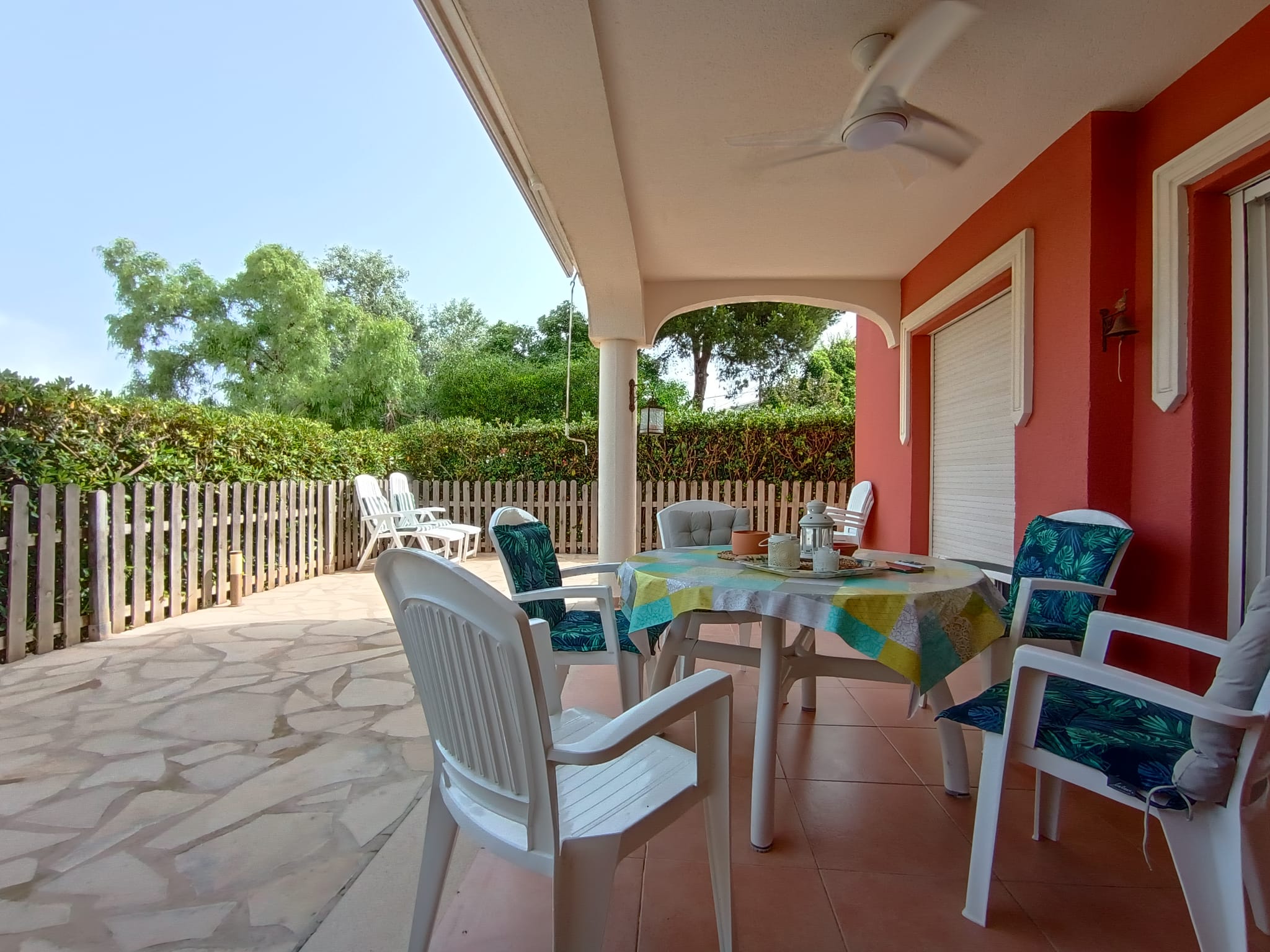 Apartamento cercano a la ciudad y dentro de una bonita urbanización.