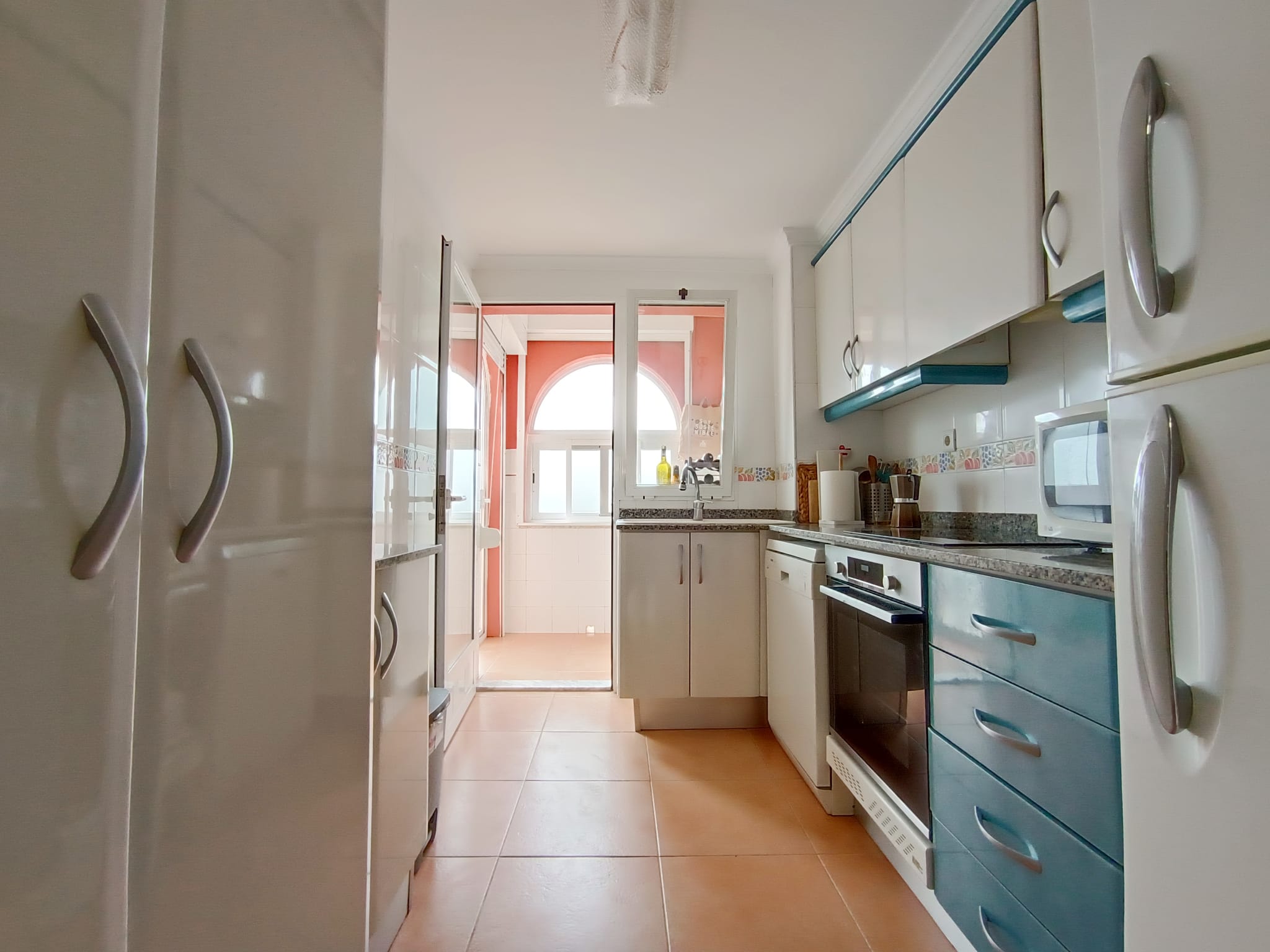 Apartamento cercano a la ciudad y dentro de una bonita urbanización.
