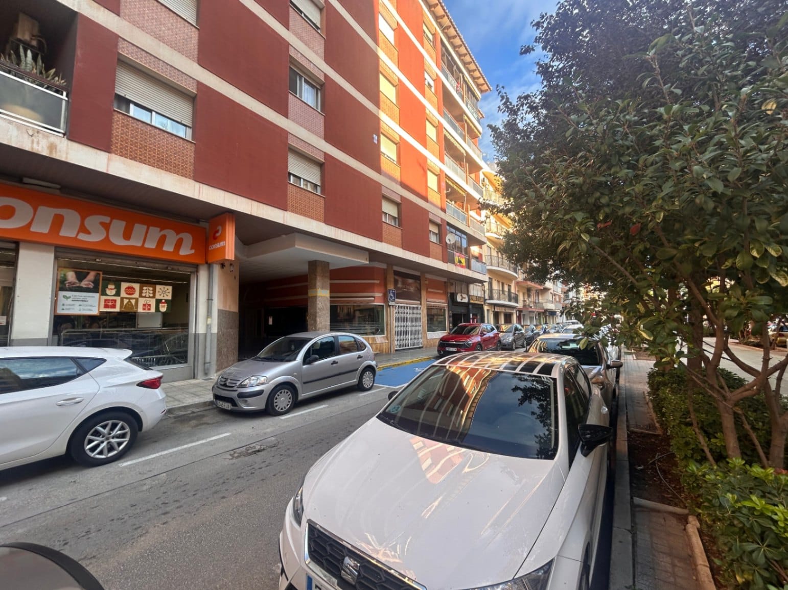 Local comercial con gran zona para almacenaje y tienda a pie de calle.