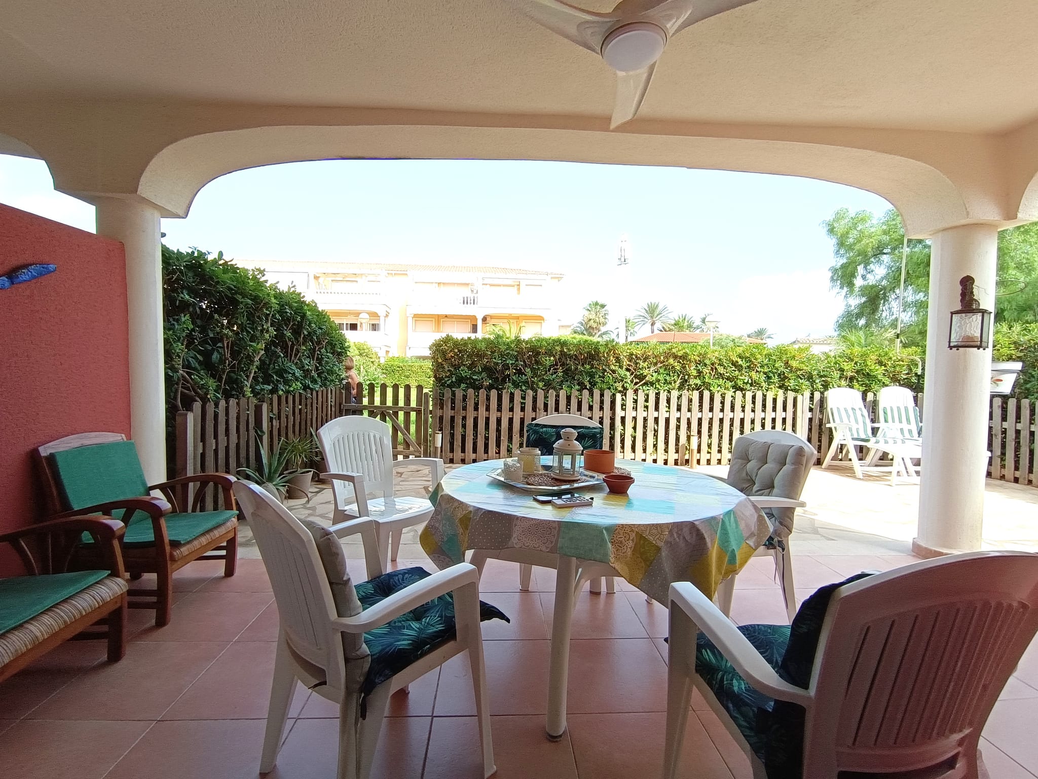 Apartamento cercano a la ciudad y dentro de una bonita urbanización.