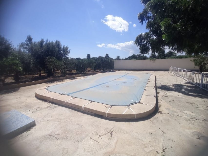 Chalet en venta en las marinas con amplia parcela y piscina