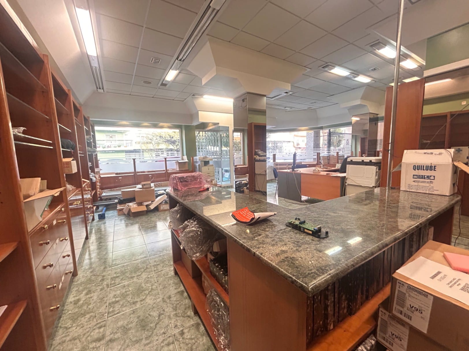 Local comercial con gran zona para almacenaje y tienda a pie de calle.
