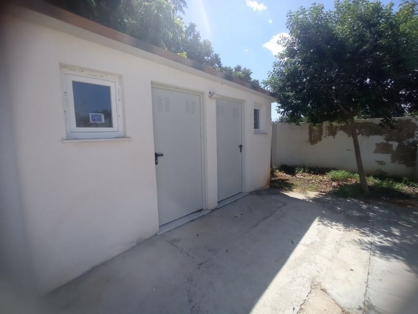 Chalet en venta en las marinas con amplia parcela y piscina