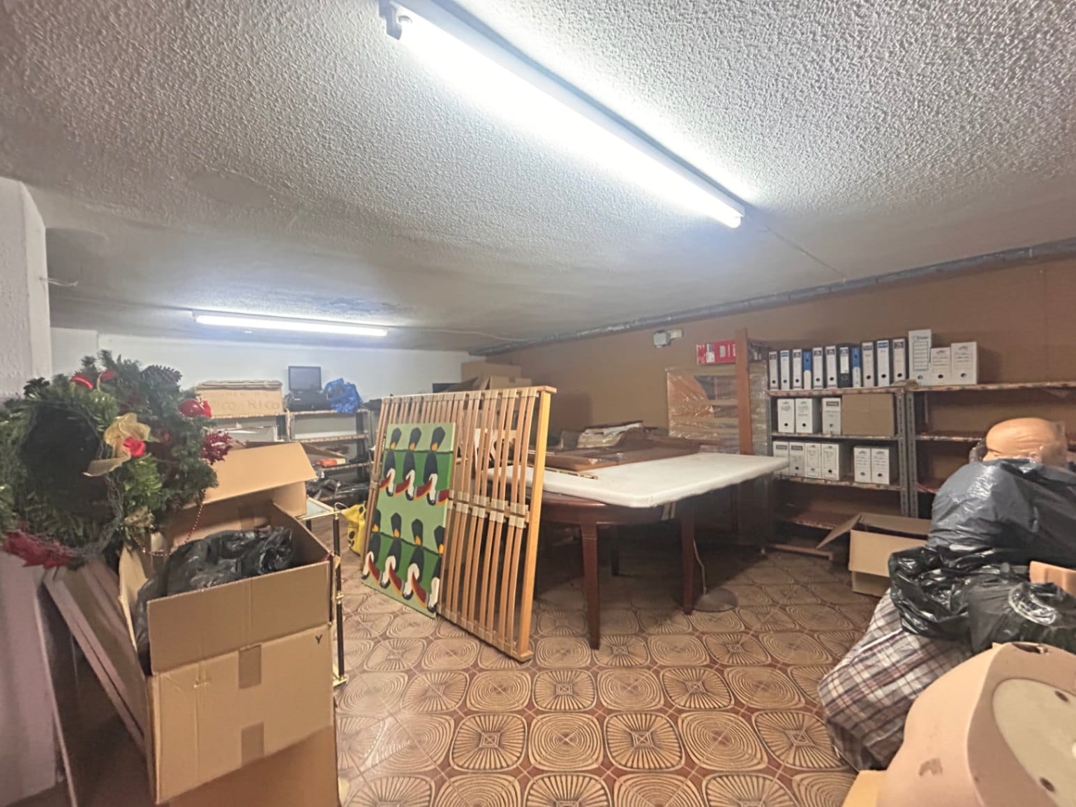 Local comercial con gran zona para almacenaje y tienda a pie de calle.