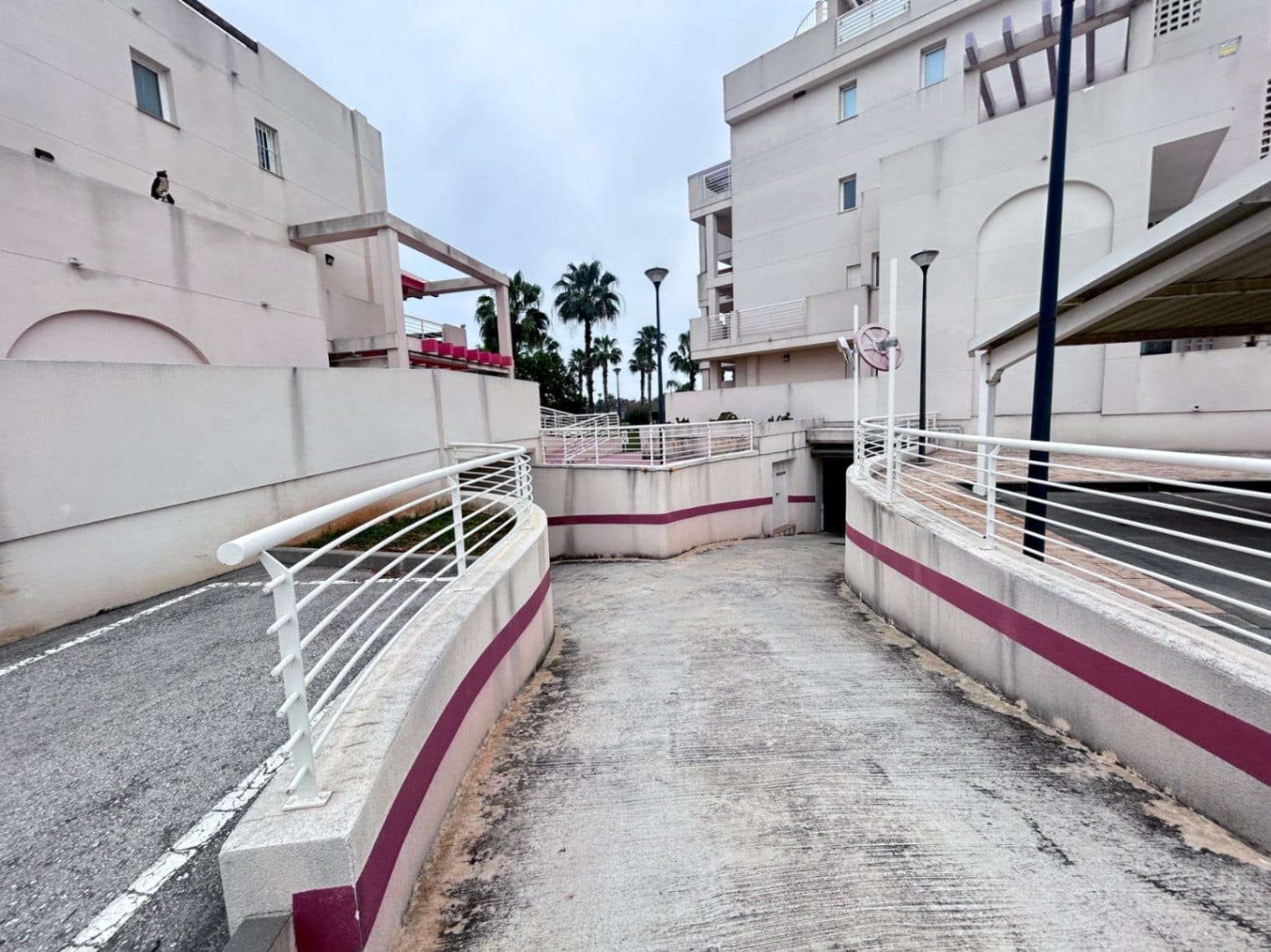 Plaza de garaje en planta sótano en edificio de playa de Las Marinas km 3.5