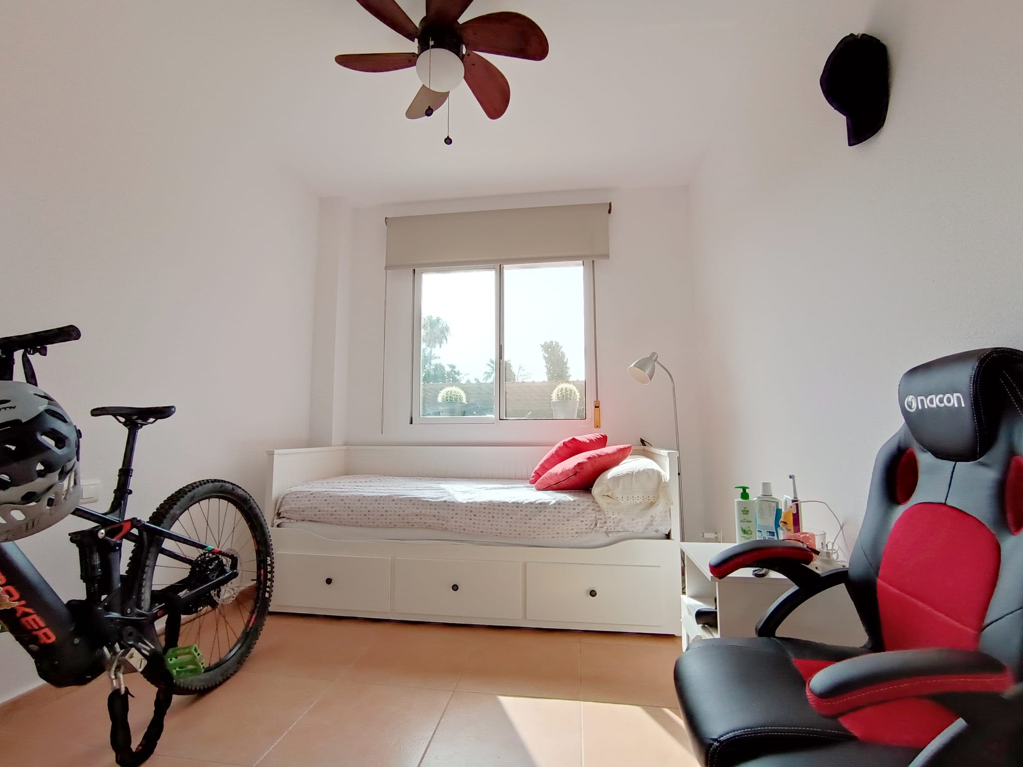 Apartamento cercano a la ciudad y dentro de una bonita urbanización.