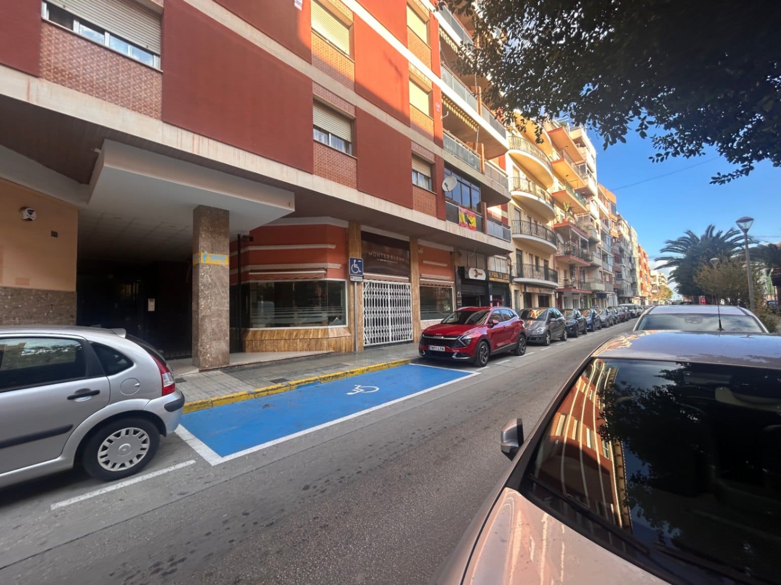 Local comercial con gran zona para almacenaje y tienda a pie de calle.