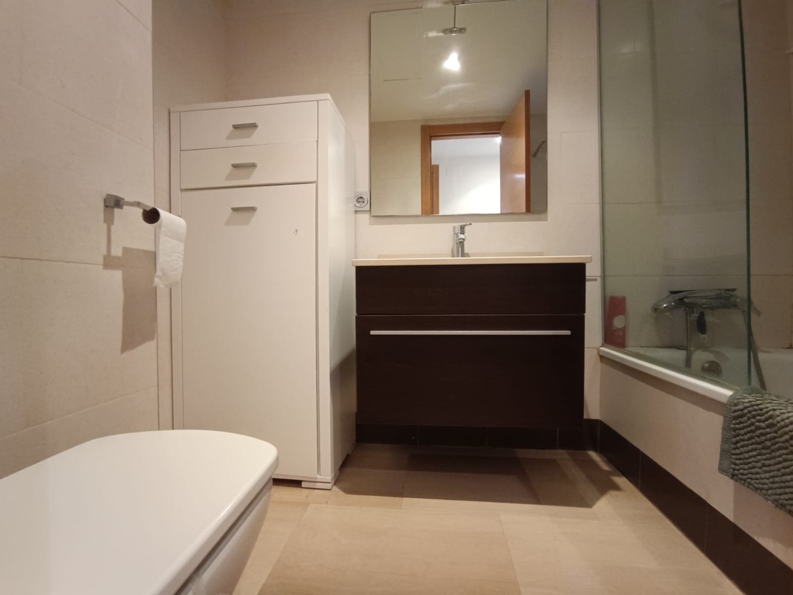 Piso en urbanización con piscina y garaje para el alquiler anual.