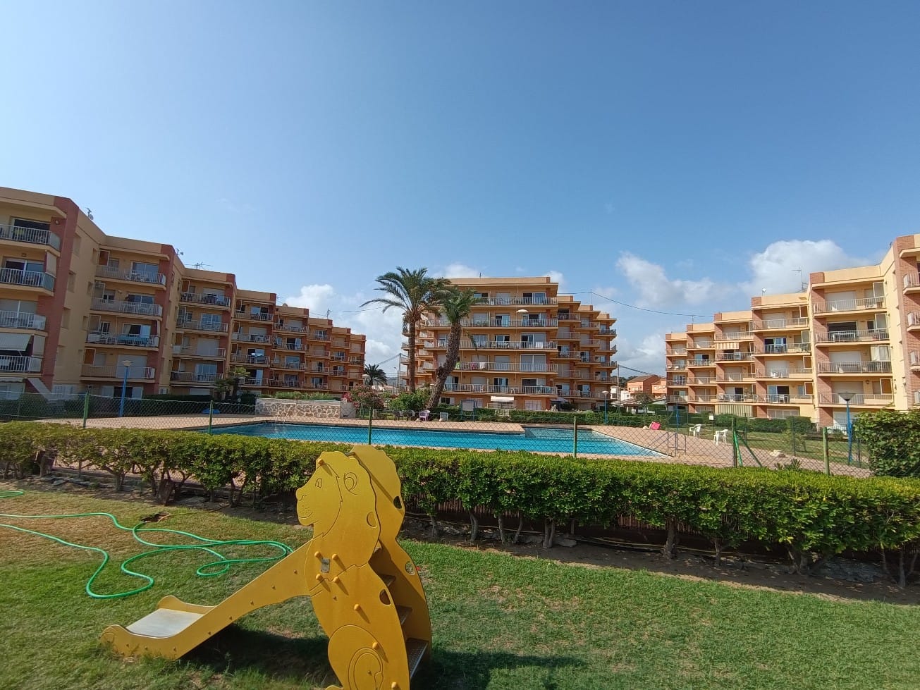ALQUILER ANUAL EN PRIMERA LINEA DE PLAYA A TAN SOLO 3 KM DEL CASCO URBANO