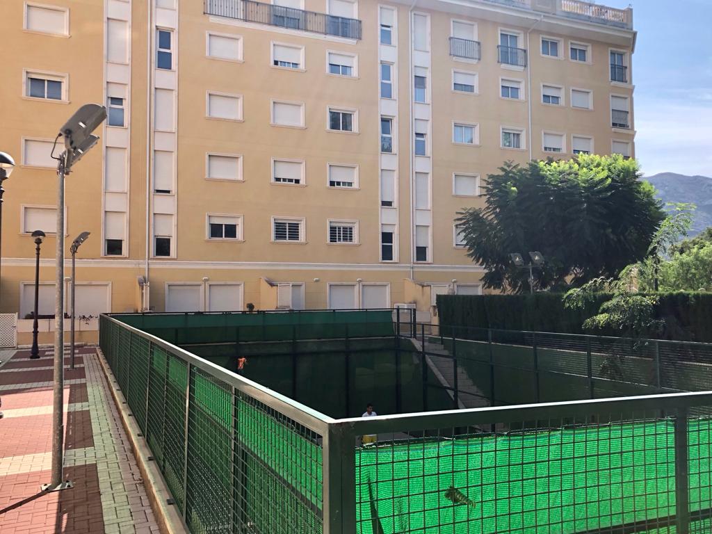 Piso en urbanización con piscina y garaje para el alquiler anual.