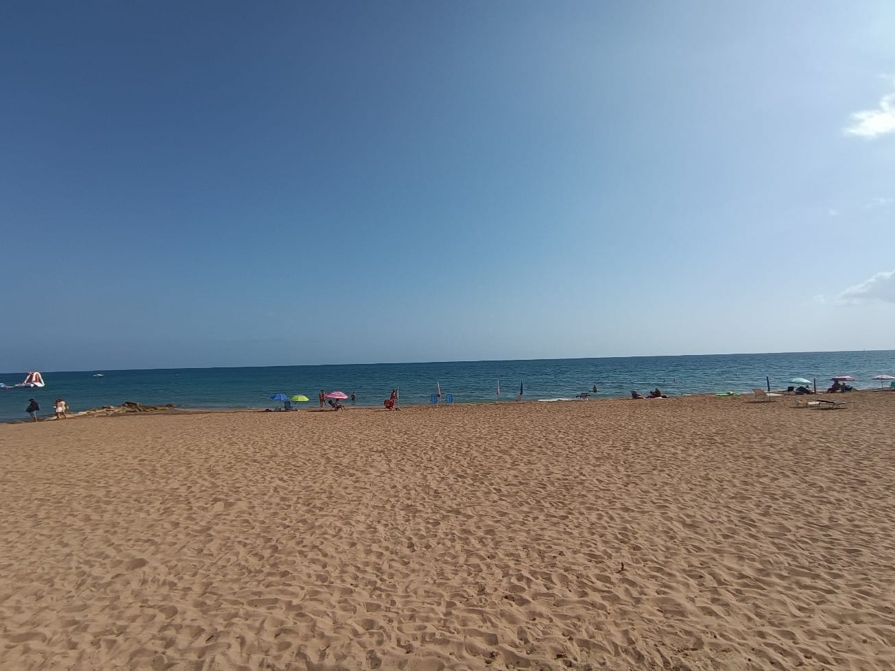 ALQUILER ANUAL EN PRIMERA LINEA DE PLAYA A TAN SOLO 3 KM DEL CASCO URBANO