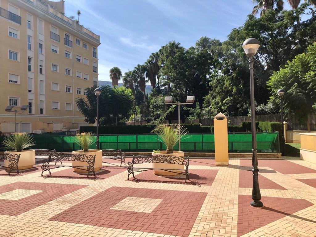 Piso en urbanización con piscina y garaje para el alquiler anual.