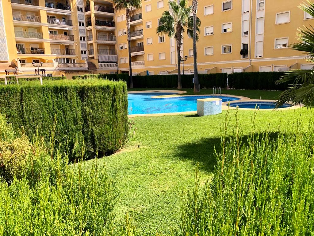 Piso en urbanización con piscina y garaje para el alquiler anual.