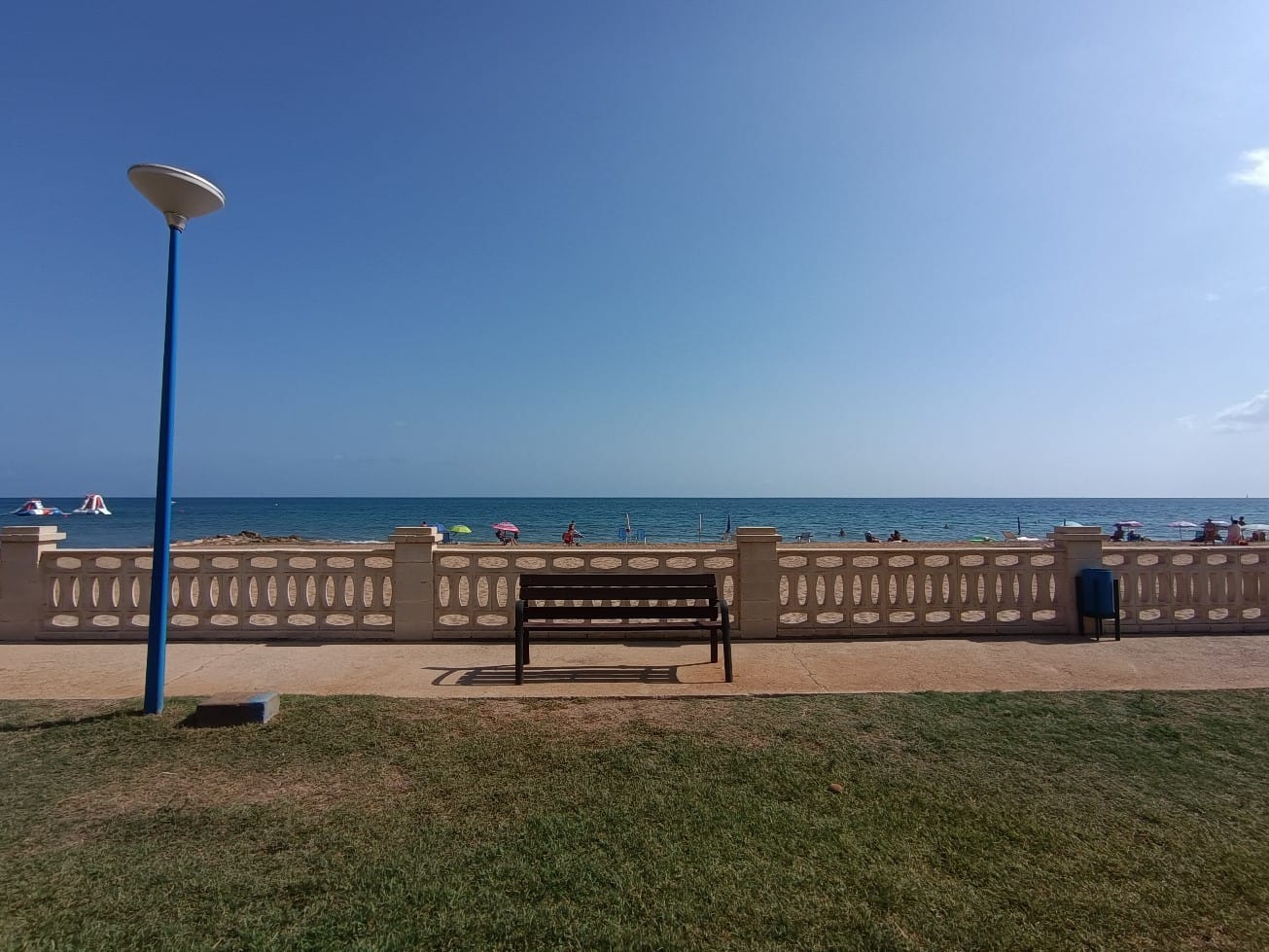 ALQUILER ANUAL EN PRIMERA LINEA DE PLAYA A TAN SOLO 3 KM DEL CASCO URBANO