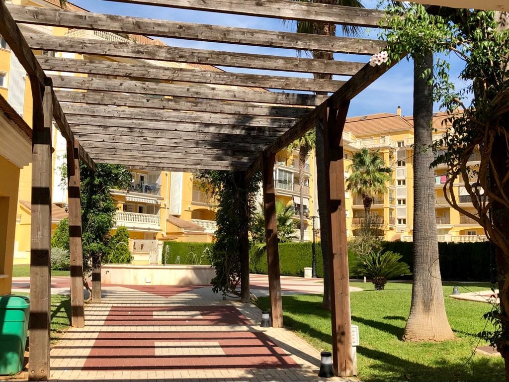 Piso en urbanización con piscina y garaje para el alquiler anual.