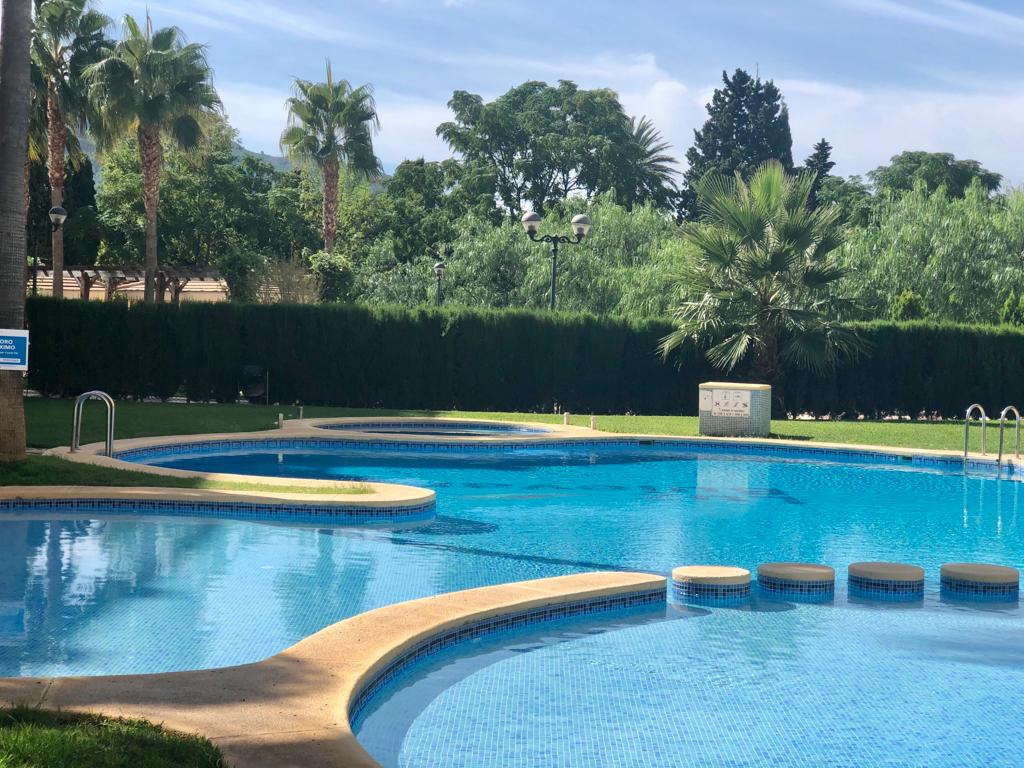 Piso en urbanización con piscina y garaje para el alquiler anual.