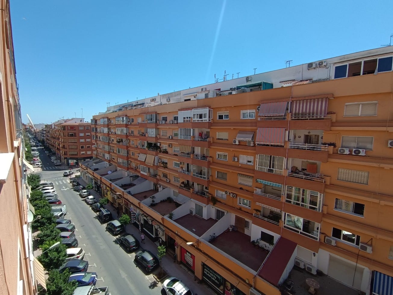 Alquiler de piso para todo el año, totalmente renovado y soleado.