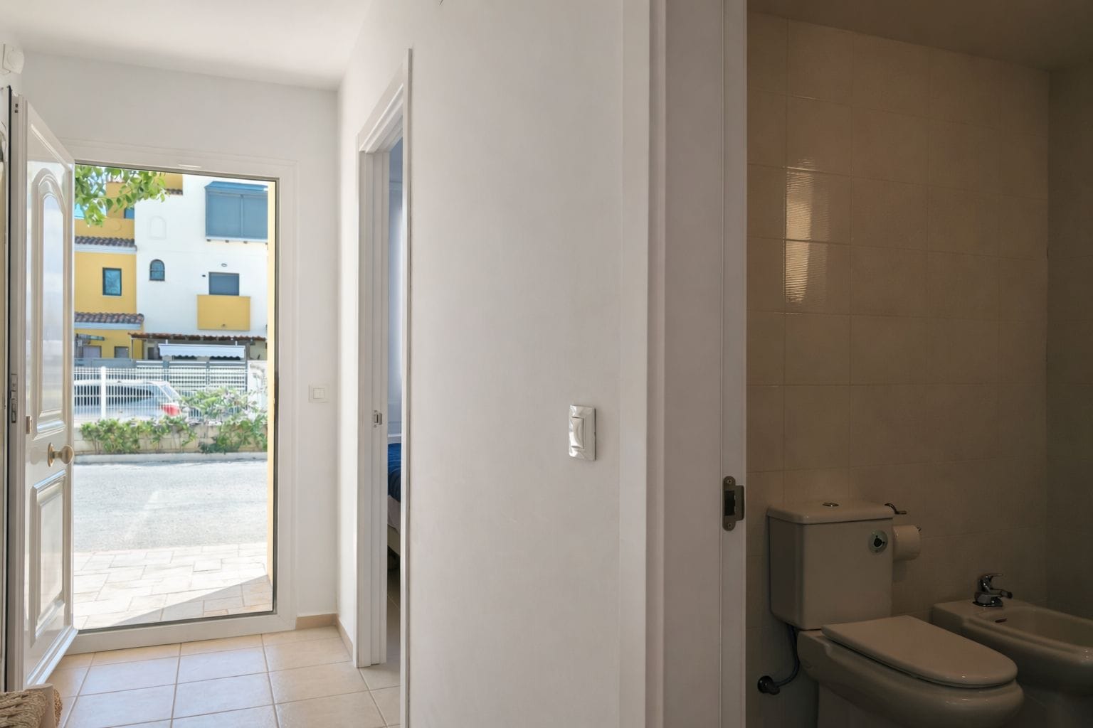 BAJO EN LA URBANIZACIÓN CON PISCINA