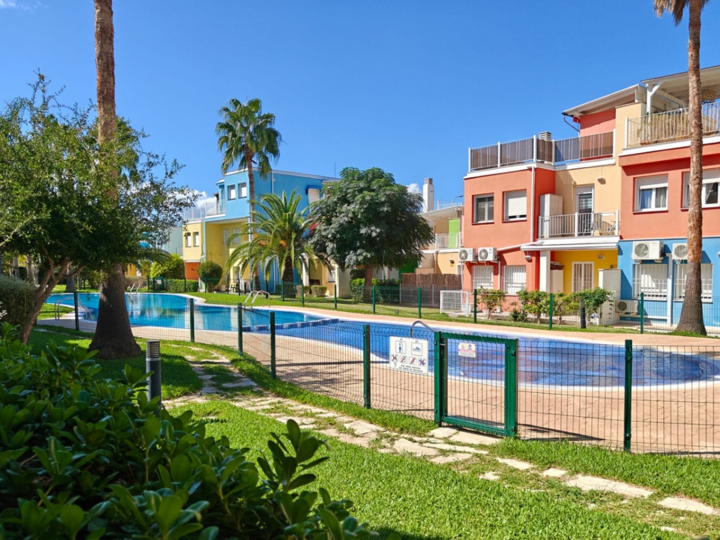 BAJO EN LA URBANIZACIÓN CON PISCINA