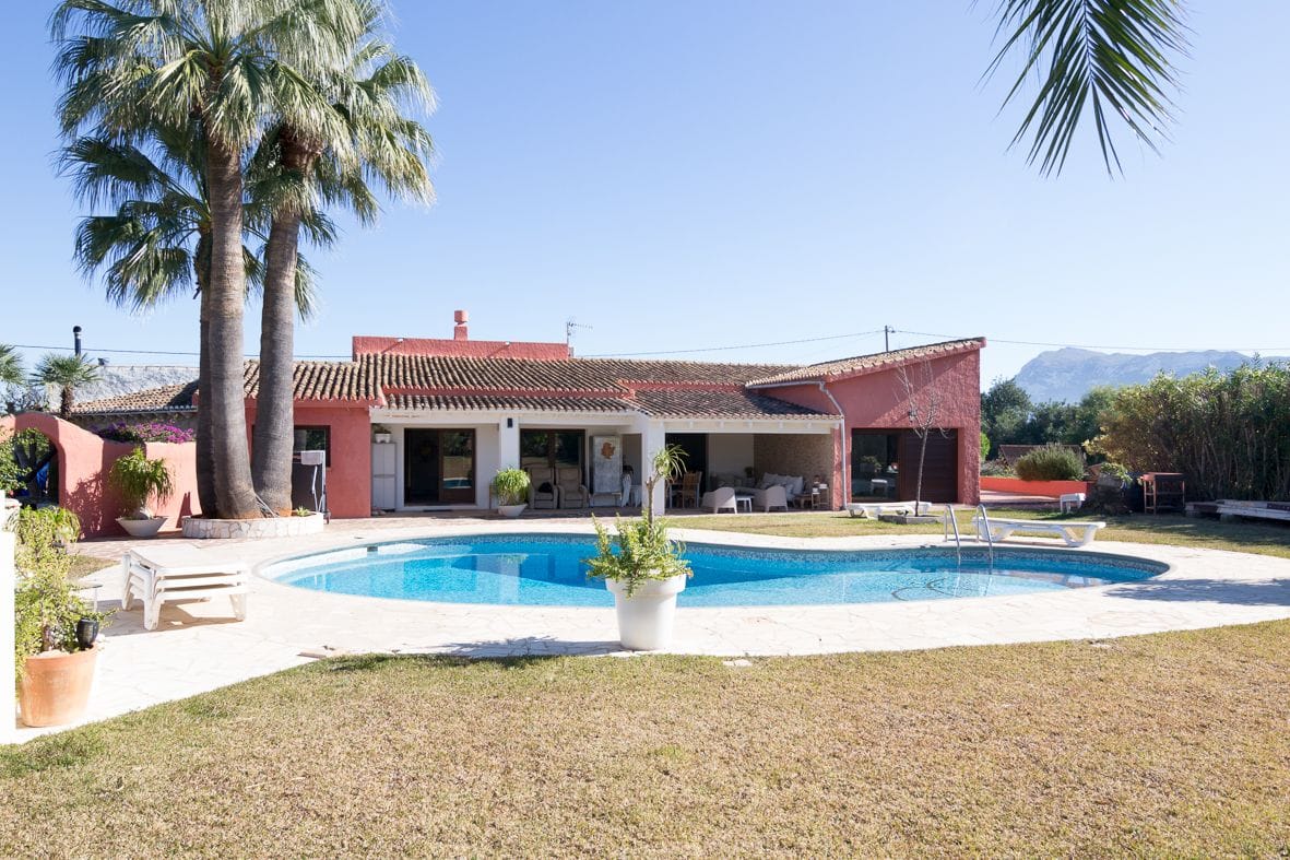 Villa mediterránea con gran parcela.