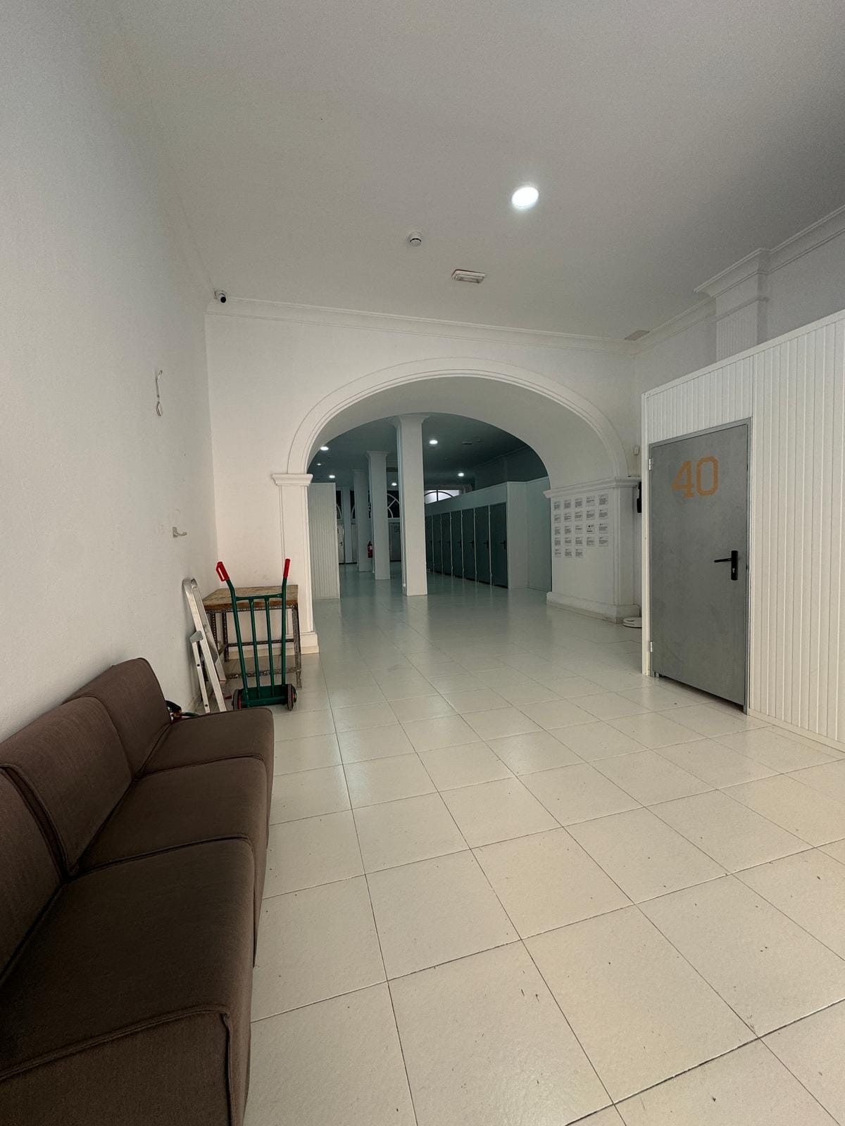 Local comercial en venta en Denia de 227 m² con terraza interior