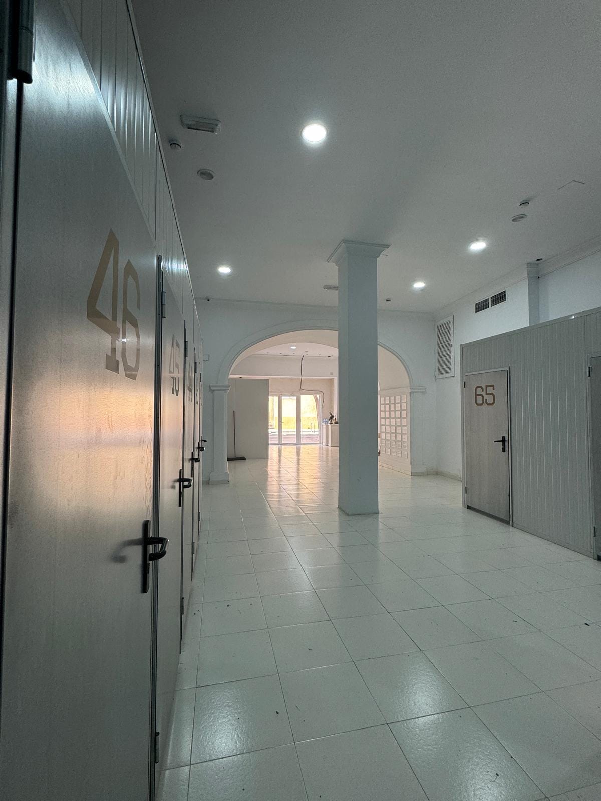 Local comercial en venta en Denia de 227 m² con terraza interior