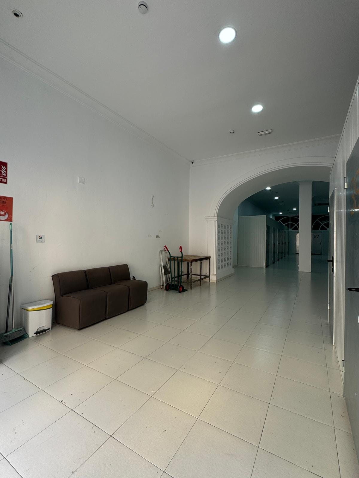 Local comercial en venta en Denia de 227 m² con terraza interior