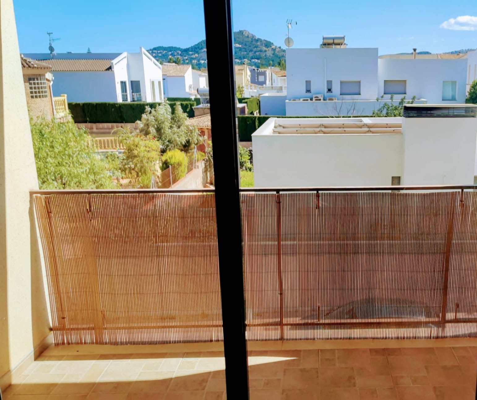Piso de 3 habitaciones y plaza de parking en Ondara.