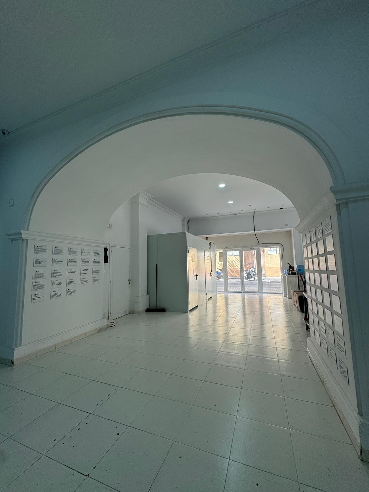 Local comercial en venta en Denia de 227 m² con terraza interior