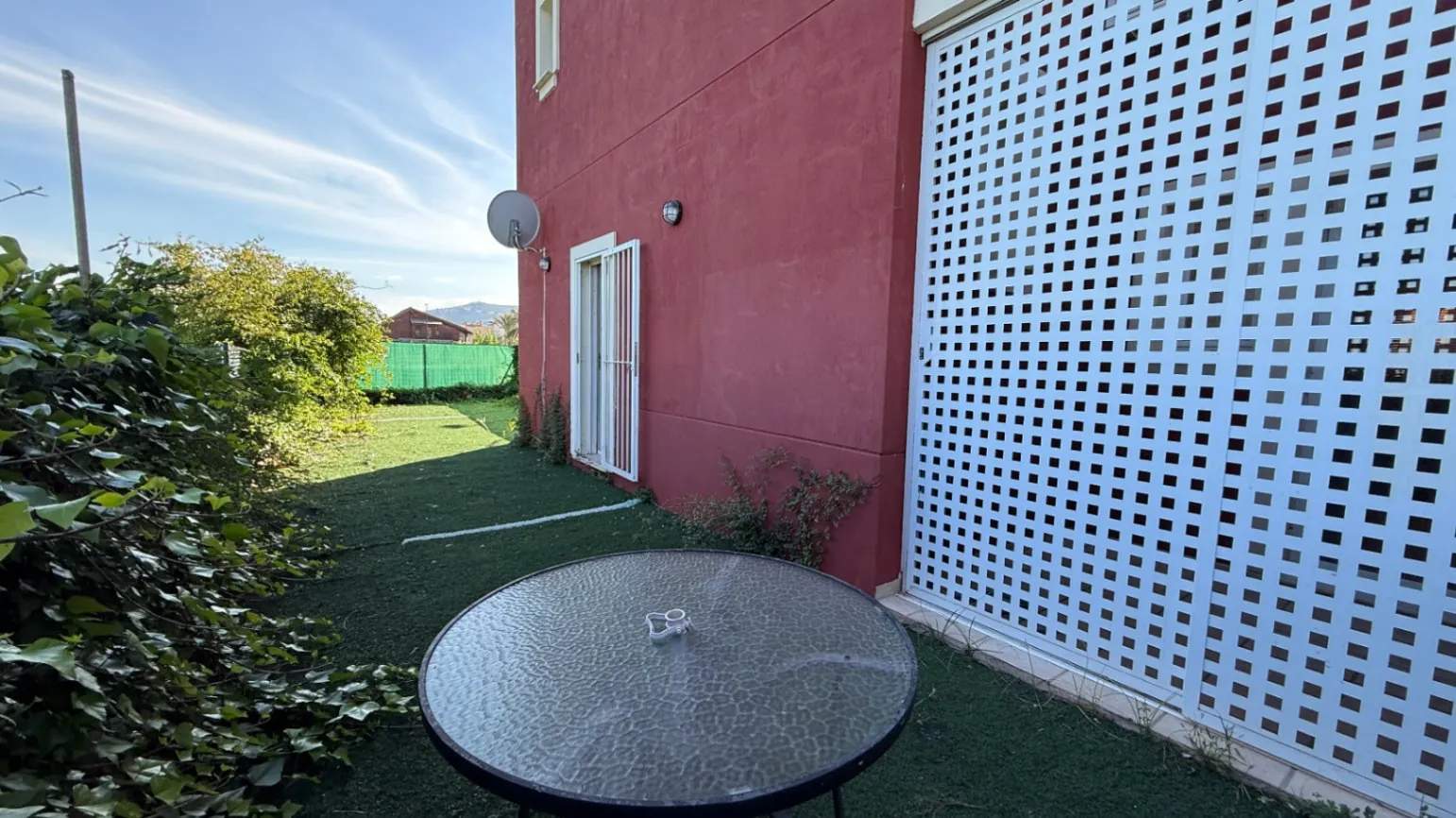 Bungalow entre Gandía y Oliva en venta con 3 habitaciones y jardín en estilo Mediterráneo