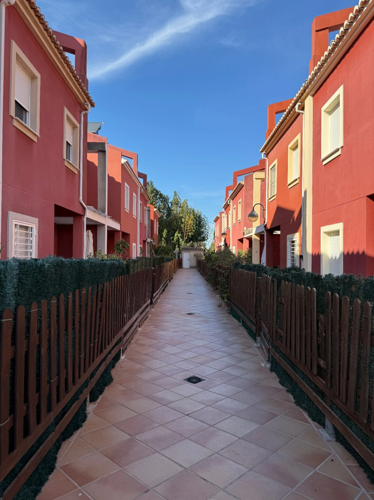 Bungalow entre Gandía y Oliva en venta con 3 habitaciones y jardín en estilo Mediterráneo